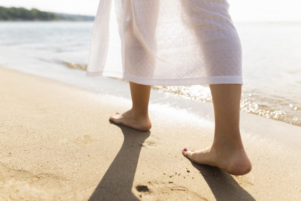 Les bienfaits de la marche pieds nus sur la plage